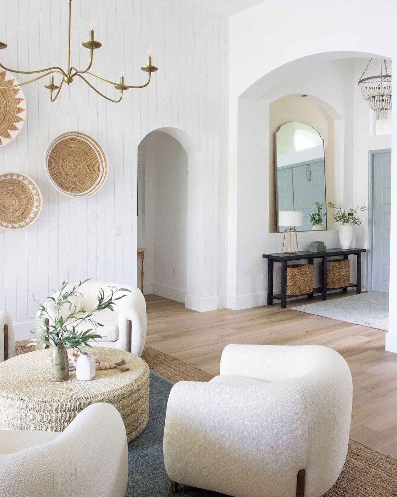 Friday night glass of wine in this spot right here&hellip; yes please 🍷 don&rsquo;t worry the chairs are performance fabric for easy cleaning 🙌🏼
#interiordesign #interiordesigner #sittingroom #housegoals #cozy #coastalmodern #palmcityinteriordesig