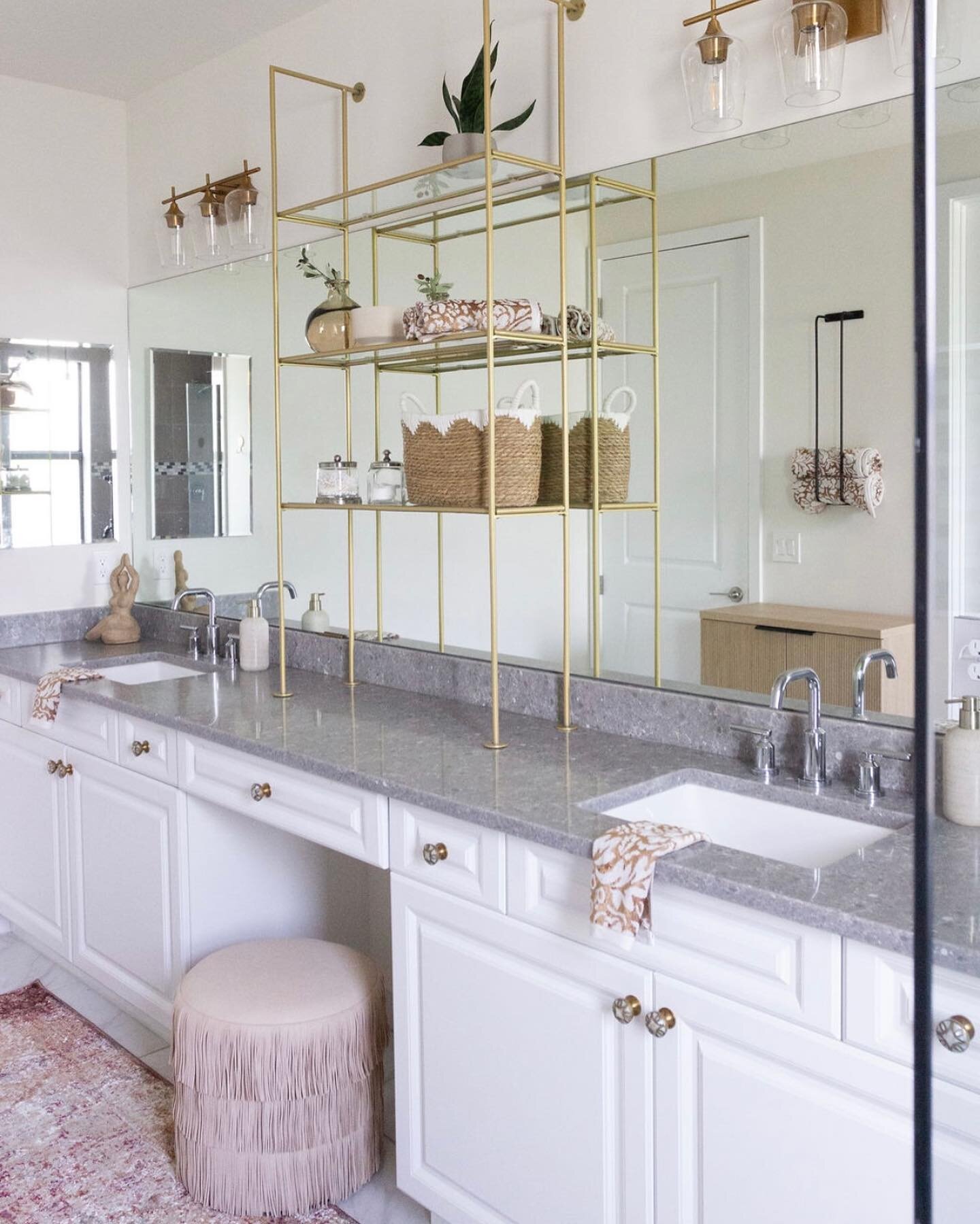 Nothing like new lighting, hardware and a custom shelving unit to take this bathroom from builder grade to a bit more custom with character ✨
&bull;
&bull;
&bull;
&bull;
&bull;
#interiordesign #southflinteriordesigner #bathroomgoals
