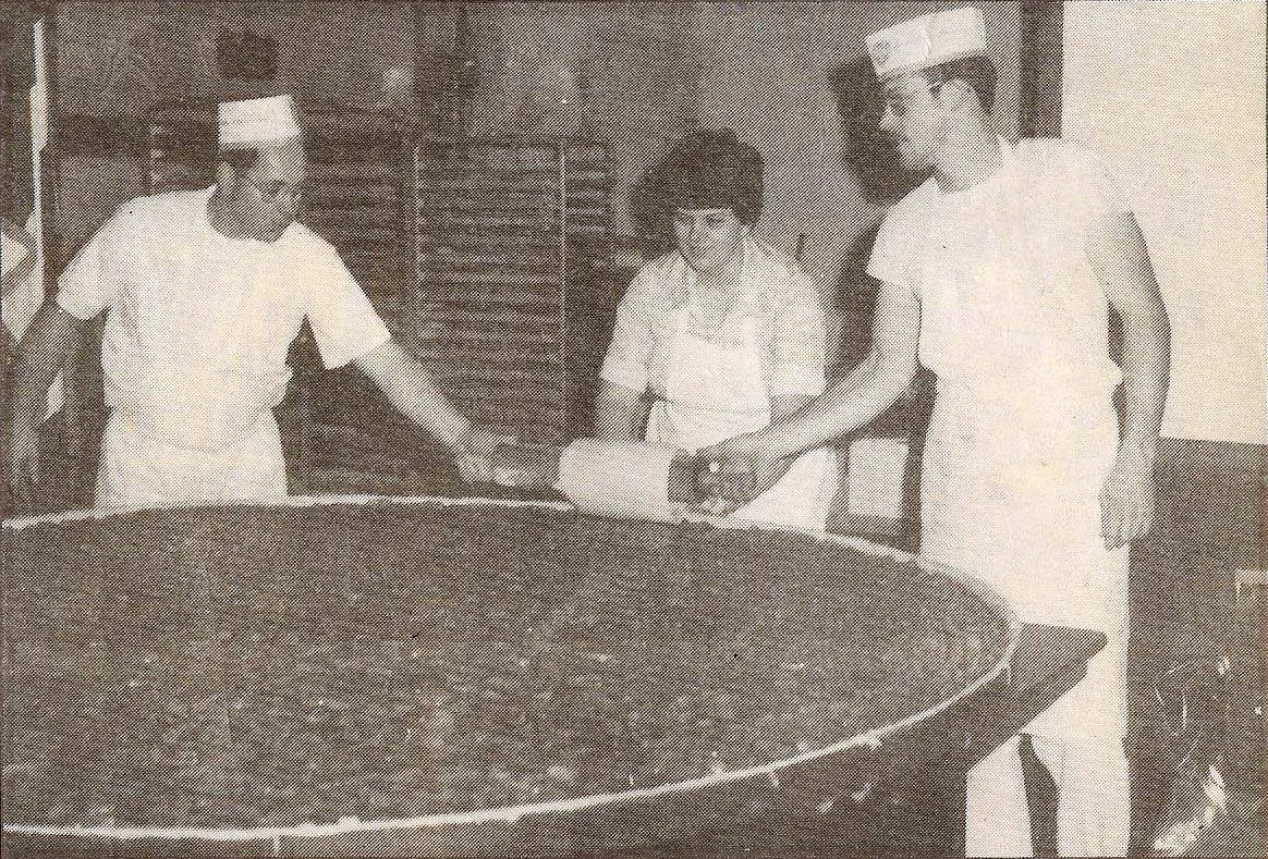 Nappanee's 7' apple pie, circa 1976