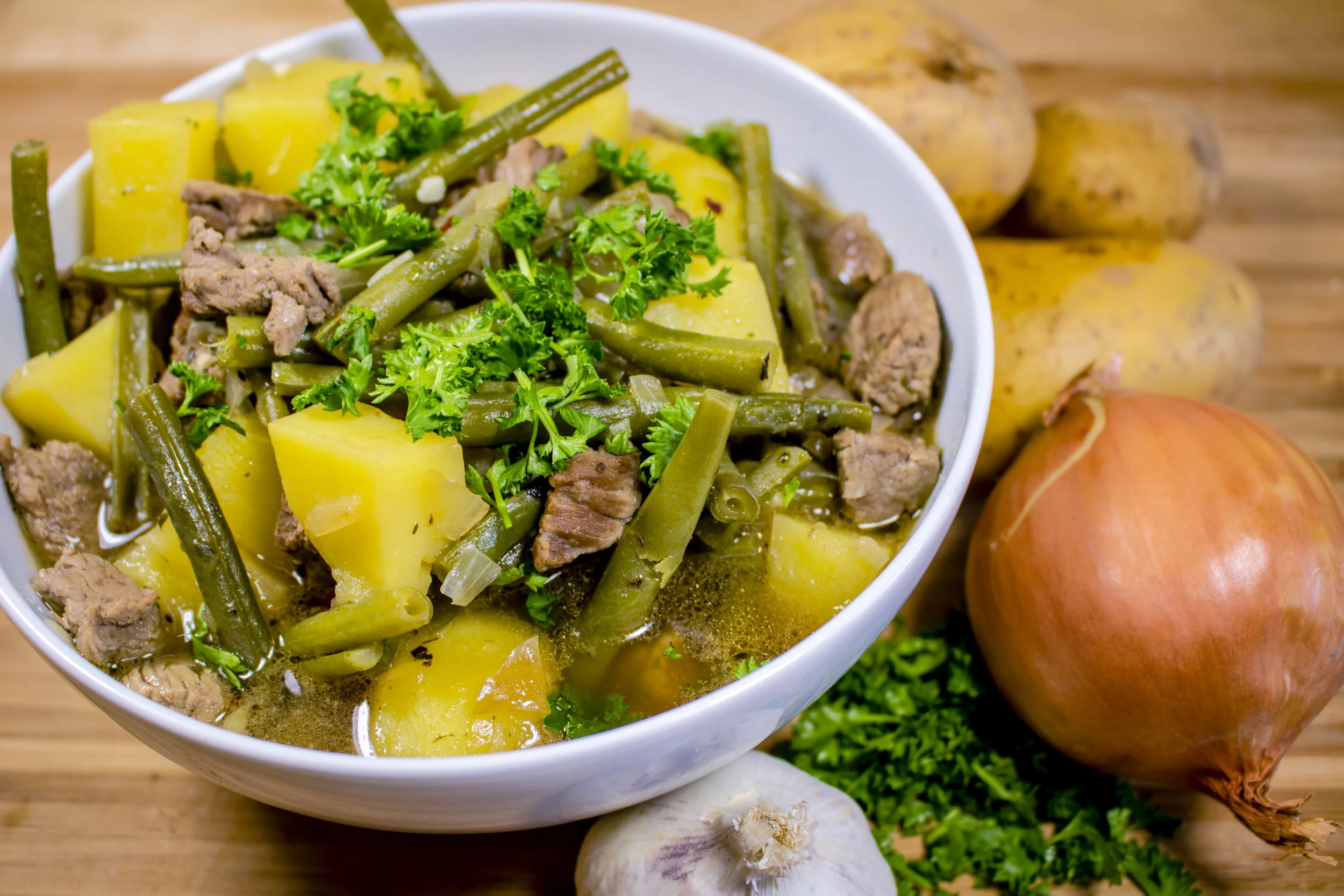 Bohneneintopf mit Kartoffeln und Rindfleisch 