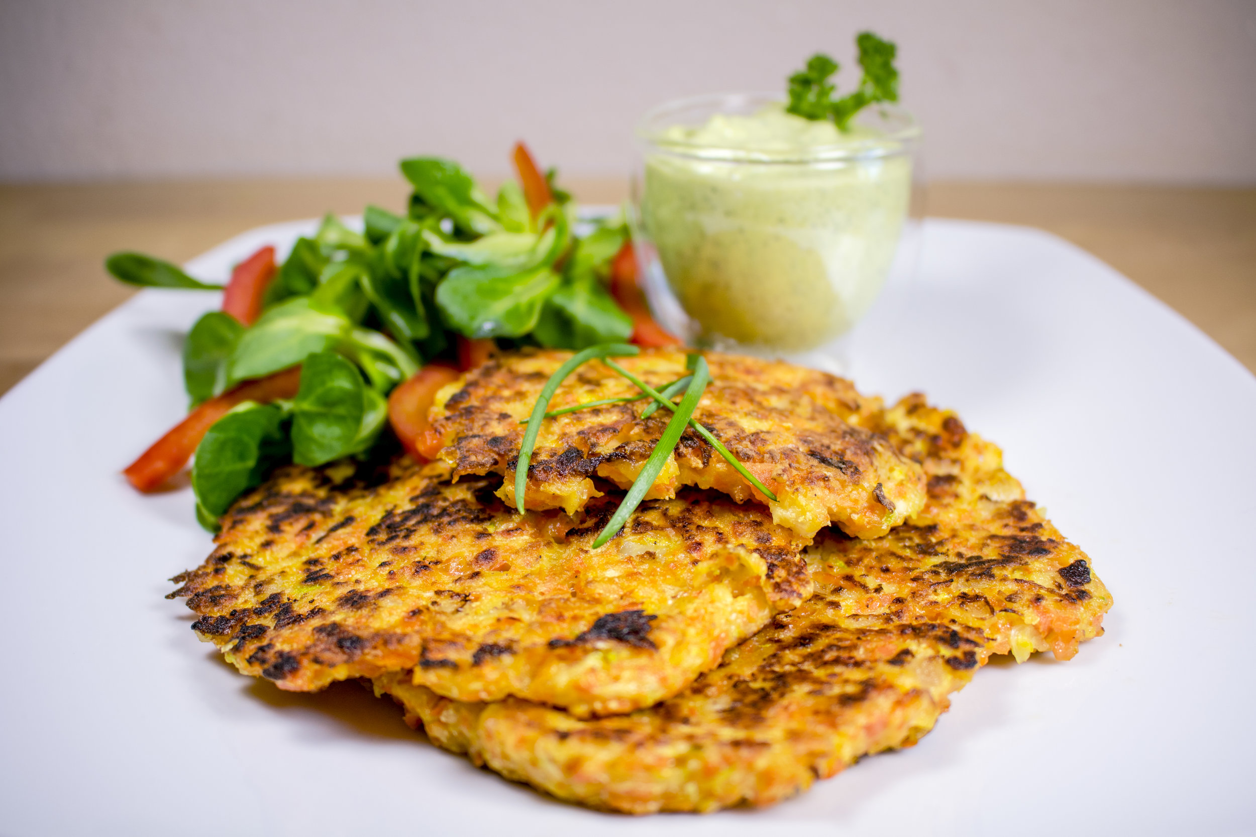 LOW CARB VEGETARISCH: Zucchini-Möhren-Puffer 