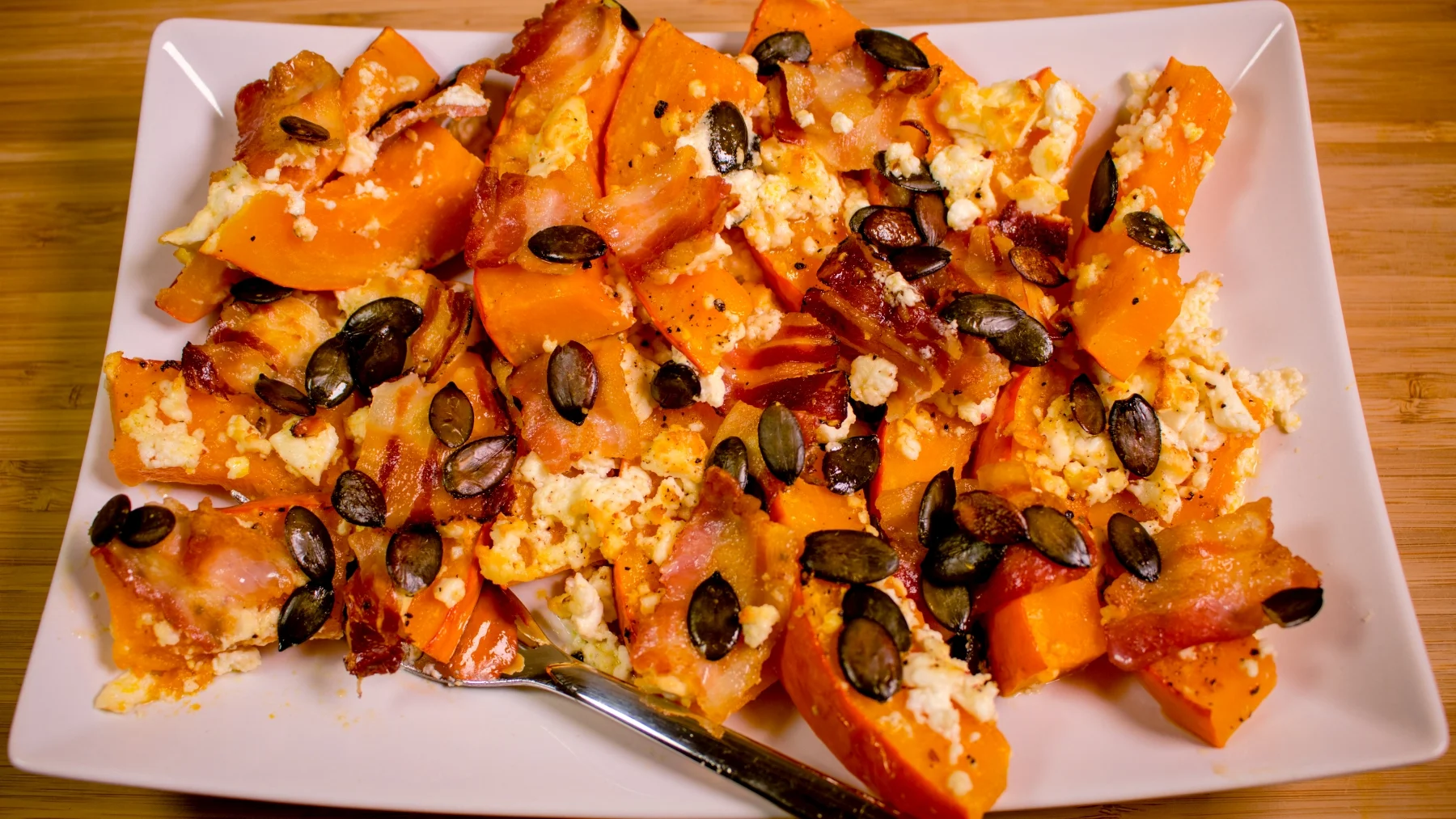 Gebackener Kürbis mit Feta und Speck