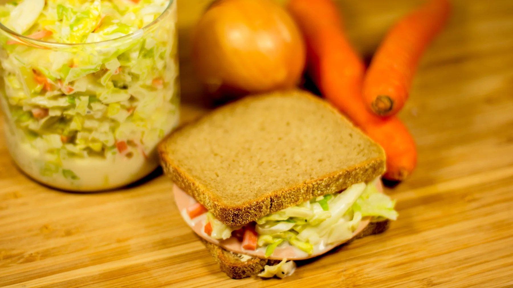 Coleslaw - leckere Spitzkohlmischung fürs Brot