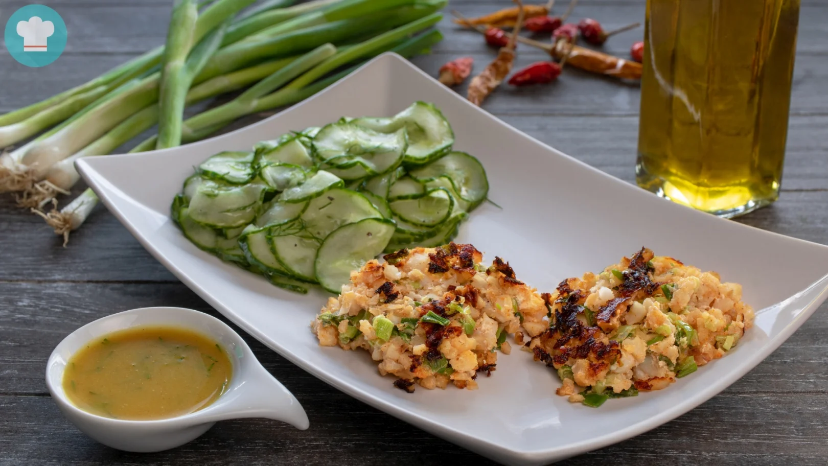Lachsfrikadellen mit Gurkensalat und Honig-Senf-Soße