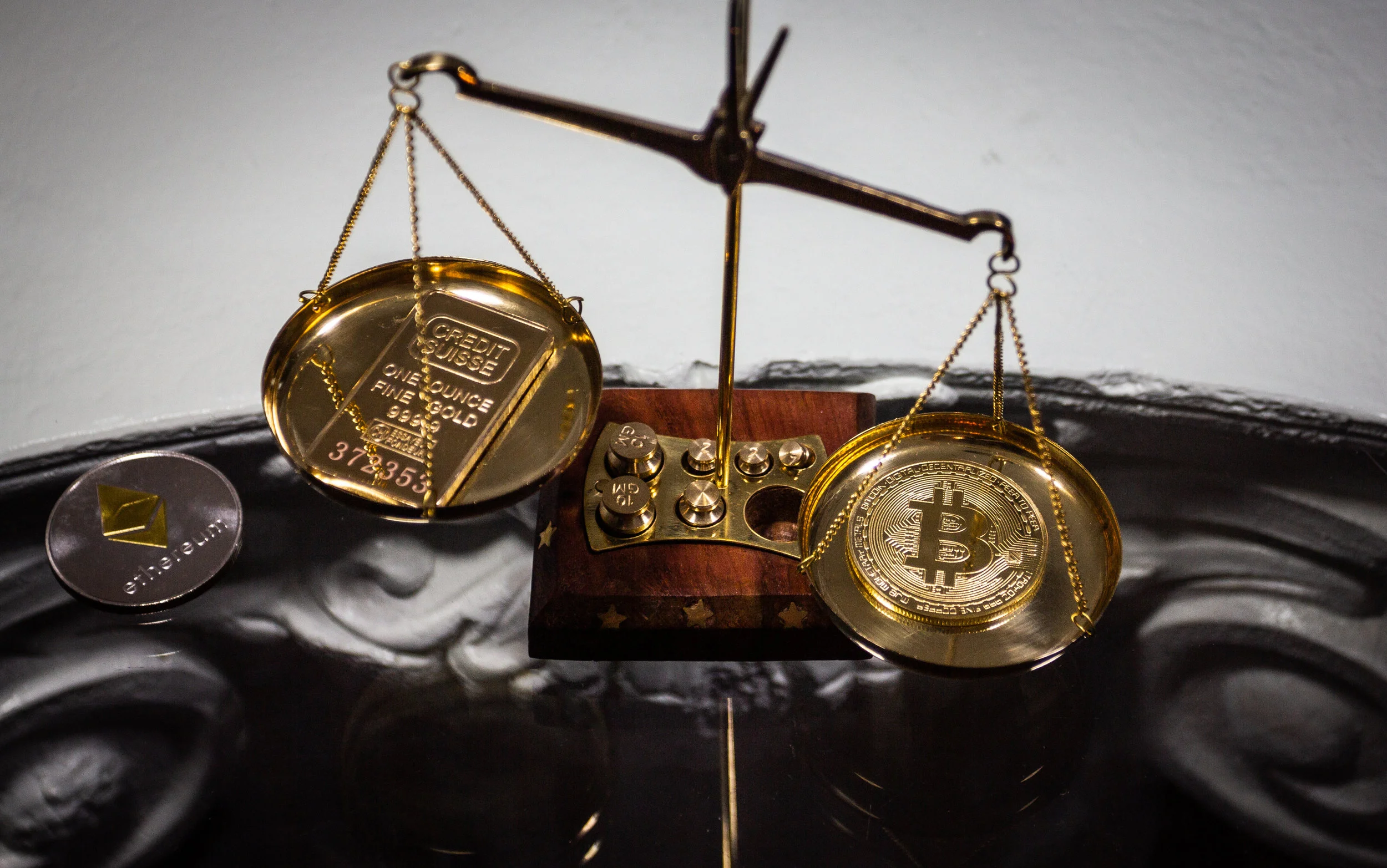 Bitcoin cryptocurrency and goldbar on golden scale. Source: ©mnvxgnxnb, Adobe Stock - FILE #: 204693778