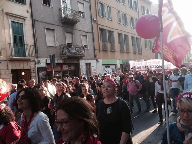 Verona adesso. Donne libere! 
#veronanews #manifestazione #verona #italy #donne #donnelibere #women #respect #centroantiviolenza #actuality #word #newsphotography #noviolenceagainstwomen #nonunadimeno #now #somewheremagazine @iodonna_it @internazionale