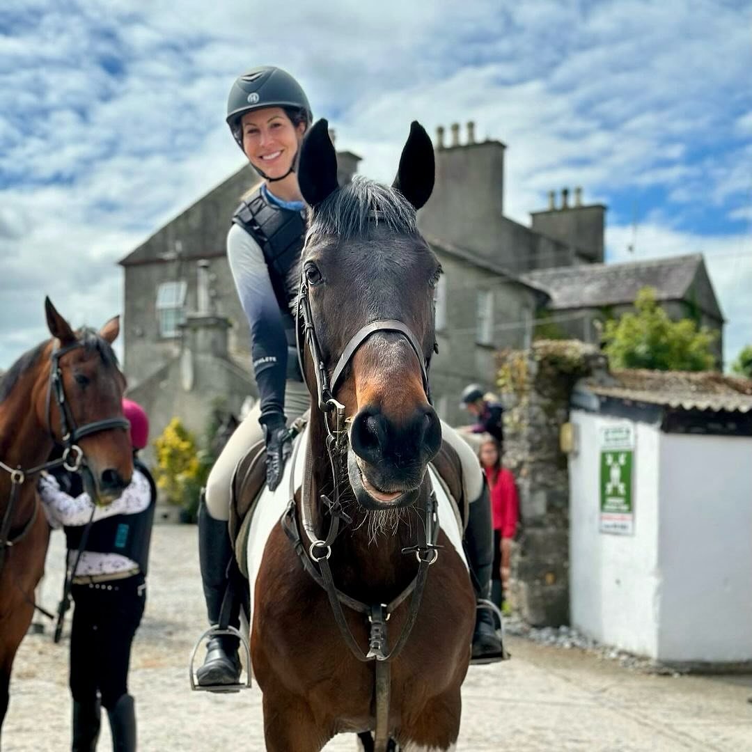 Co. Galway: All Smiles at Flowerhill! 
☘️🐴☘️

(Itinerary: Beaches. Brushes. Banks.)

#rideinireland #ireland #galway #crosscountryjumping #equestrian #equestrianvacation