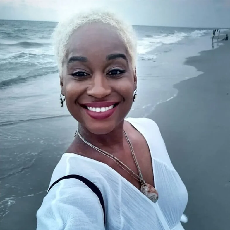 Champagne 🍾 Mam&iacute; 🤰🏾on the beach.

ᴄᴀɴ ʏᴏᴜ ʙᴇʟɪᴇᴠᴇ ᴛʜɪꜱ ꜰɪʀꜱᴛ ᴘʜᴏᴛᴏ ʜᴀꜱ ɴᴏ ꜰɪʟᴛᴇʀ ᴏʀ ꜱᴘᴇᴄɪᴀʟ ᴇꜰꜰᴇᴄᴛ!? #ꜱᴡɪᴘᴇʟᴇꜰᴛ

The sky was gray and overcast. Yet the sunset was a gorgeous coral that peeked through the clouds, like a neon, peach Bellini i