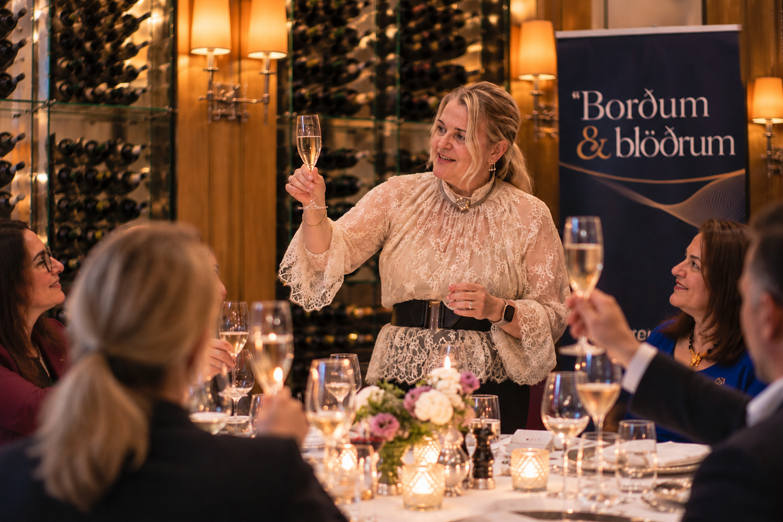 Rúna Magnúsdóttir skálar við þátttakendur í Borðum & blöðrum, samtalskvöldi um gervigreind, forystu og framtíð atvinnulífsins.