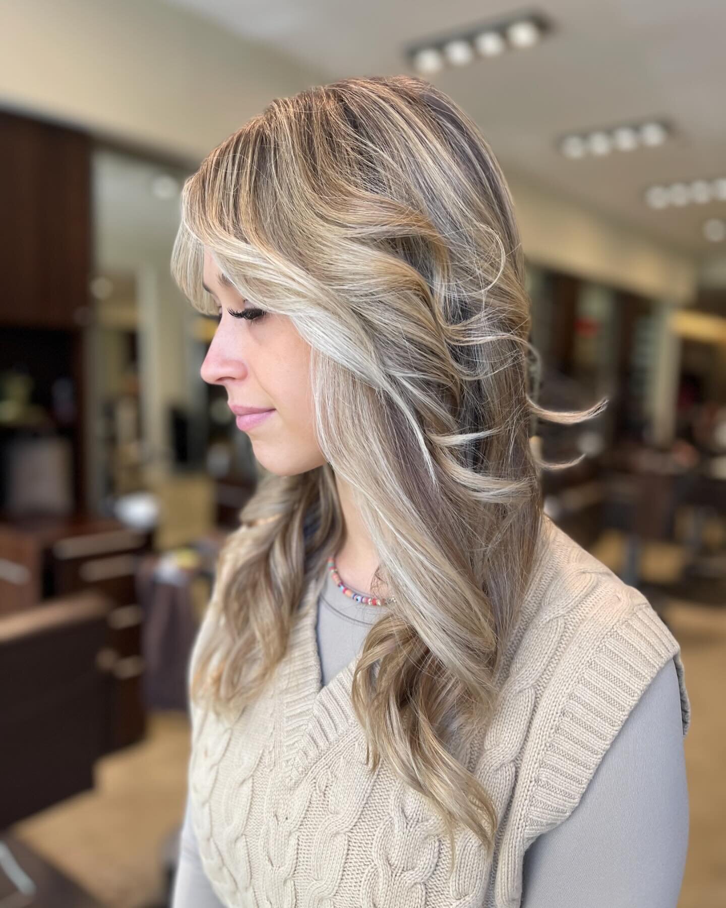 Blended Blonde Beauty 🍯

Emily, our talented colorist, expertly crafted a stunning blend of blonde hues on her client, creating a seamless and natural look on her client. John, our talented stylist, then added the finishing touch with voluminous cur