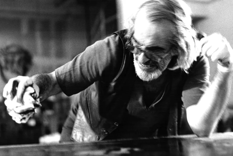 Peter Voulkos printmaking at the Garner Tullis workshop in Emeryville, California, 1985. Photographed by Richard Tullis, courtesy of Voulkos & Co: Catalogue Project.