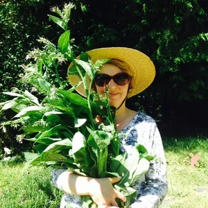 comfrey pic with Patricia.jpg