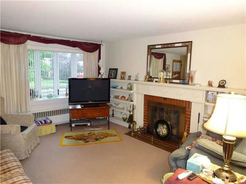 Living Room (Before)