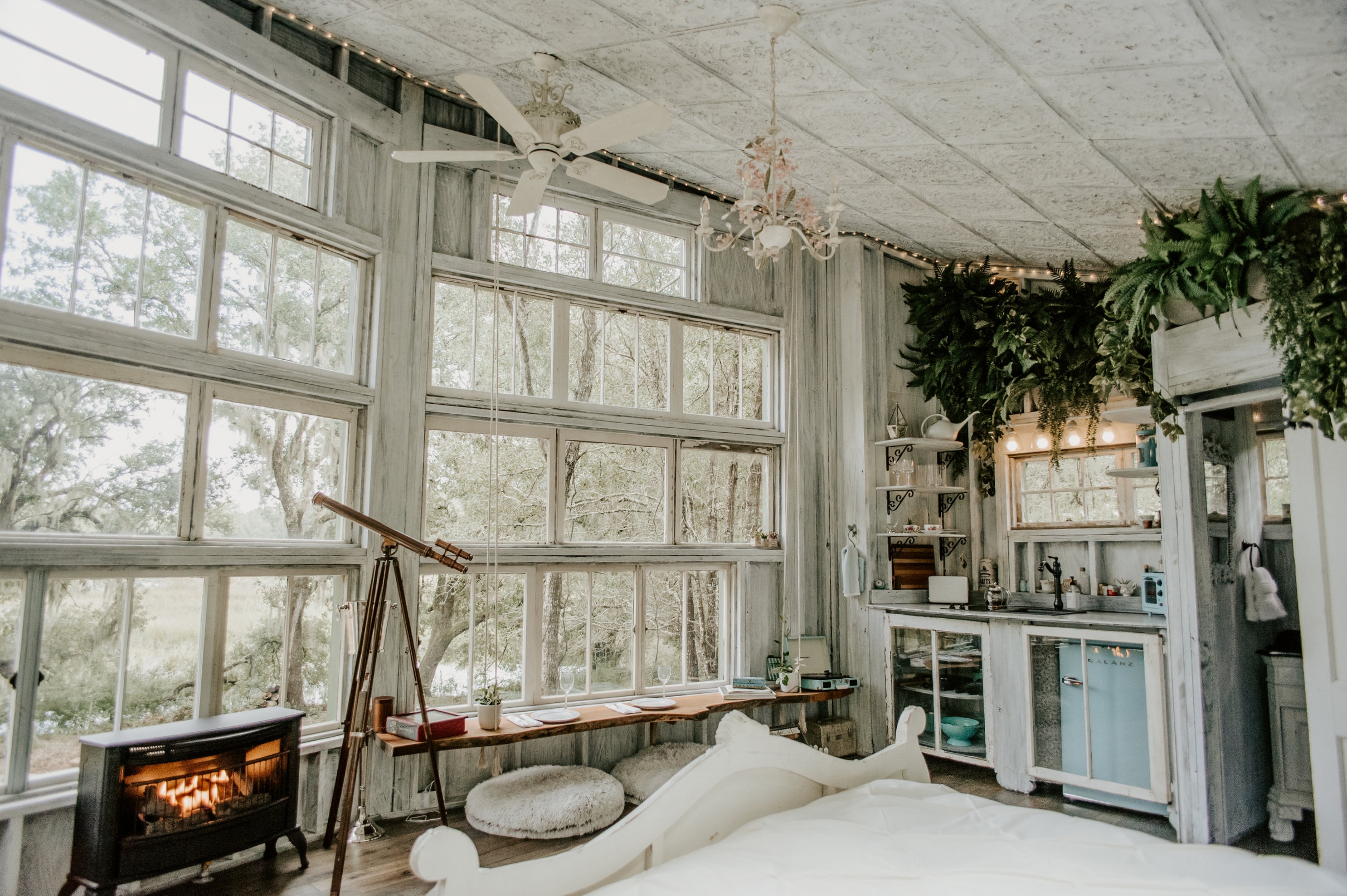 THE LIVING ROOM TREEHOUSE