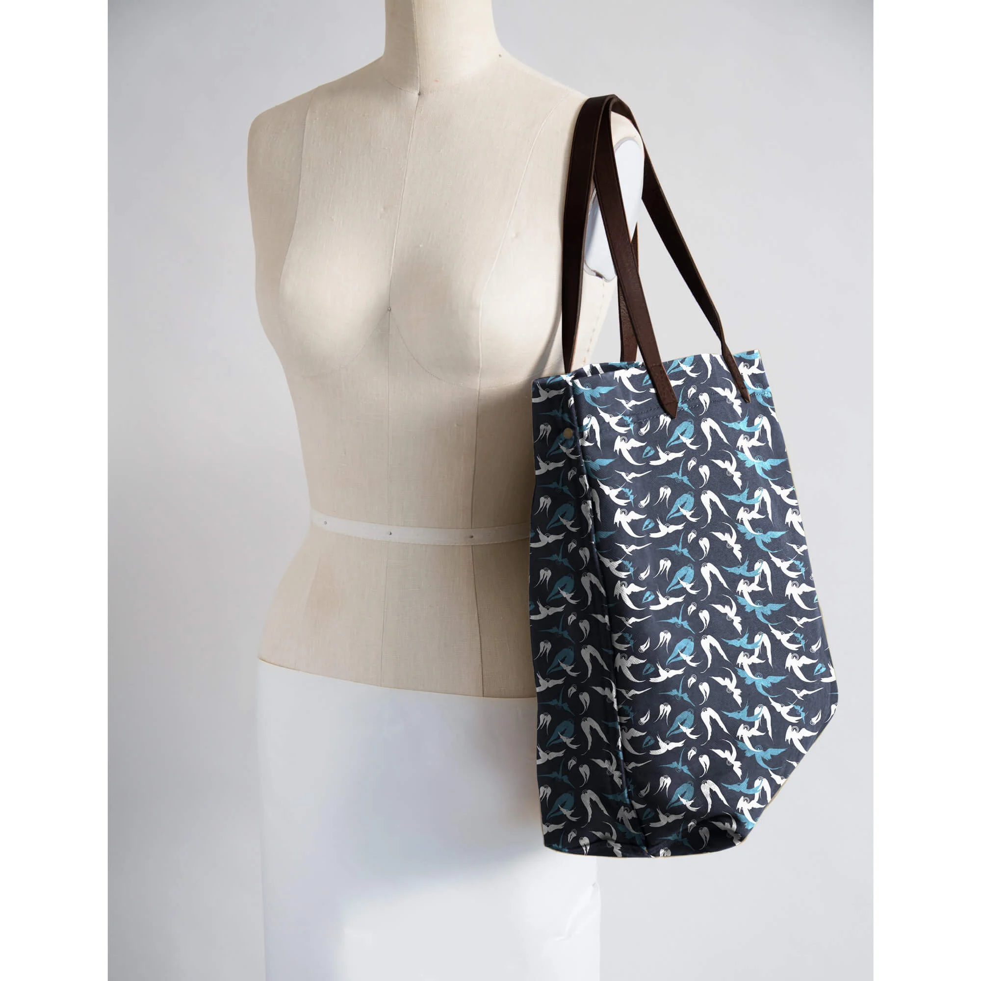 Michael tote - Blue flock print - on mannequin
