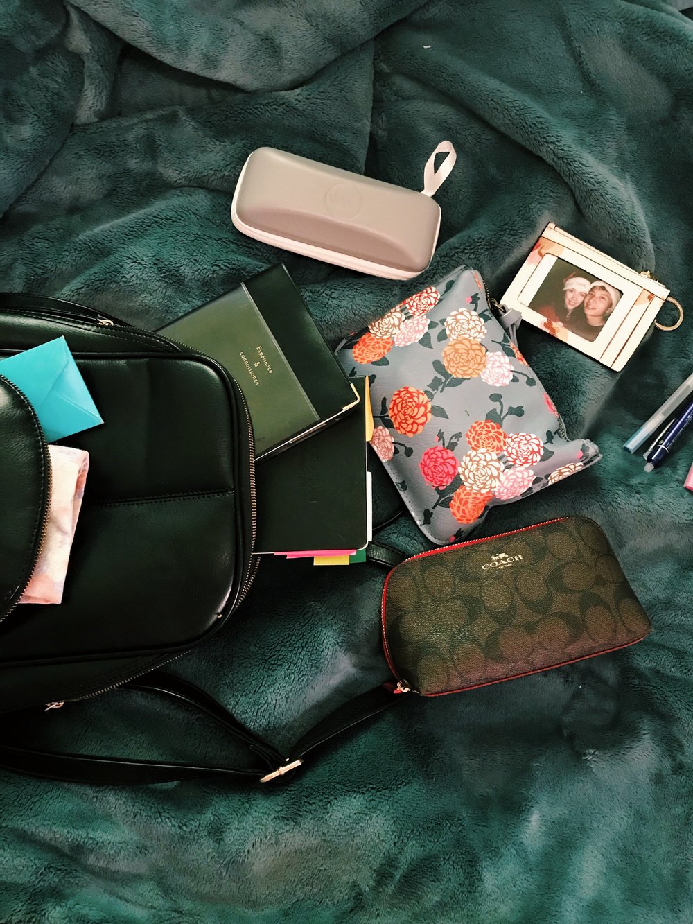 WHAT'S IN MY WORK BAG?! (7AM-6PM WORK DAY)