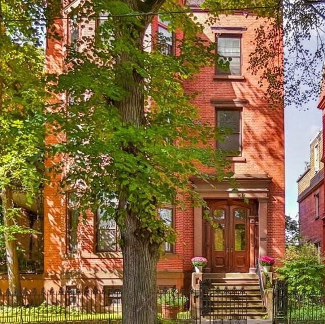 Wind chill is 10 degrees today but our mindset is 👆. Placed an offer on this place (1830s!) yesterday. Does it jinx the process to Instagram? Probably. Send some good real estate juju! 😬🤞🍀#realestate #upstateny #wayupstate #historicpreservationma