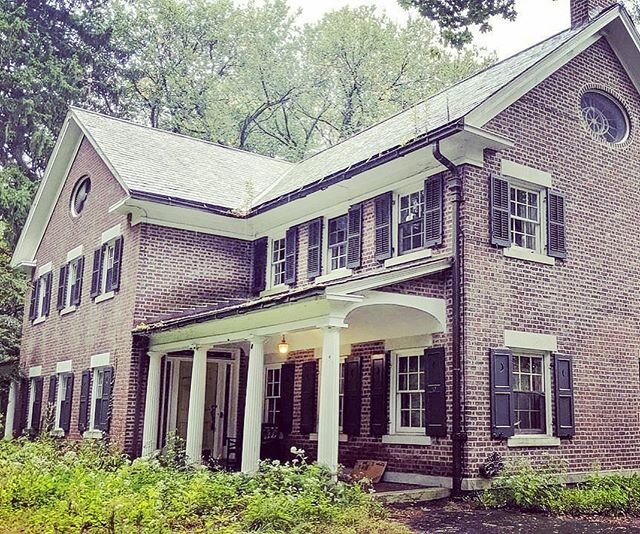 Foreclosure alert! There&rsquo;s definitely a family of bears living inside but might be worth it?🐻 #oldhouselove #historicpreservationmatters