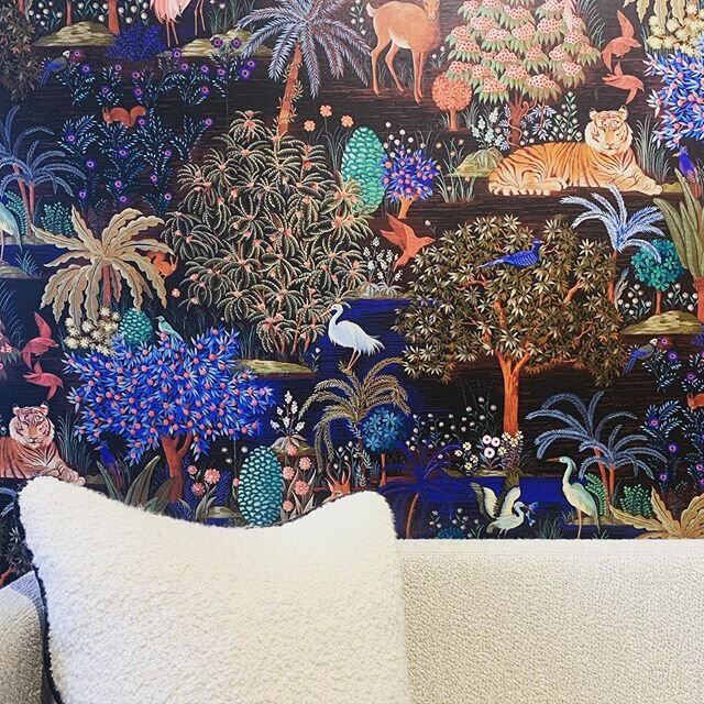 New intros at @lamaisonpierrefrey get us every time💙🐅 #wallpaper #onetruelove