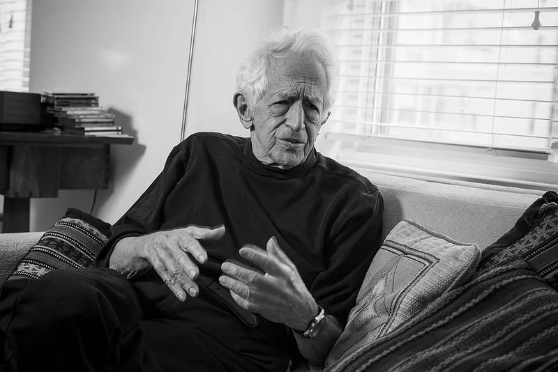 Una flor entre las deshonras fúnebres