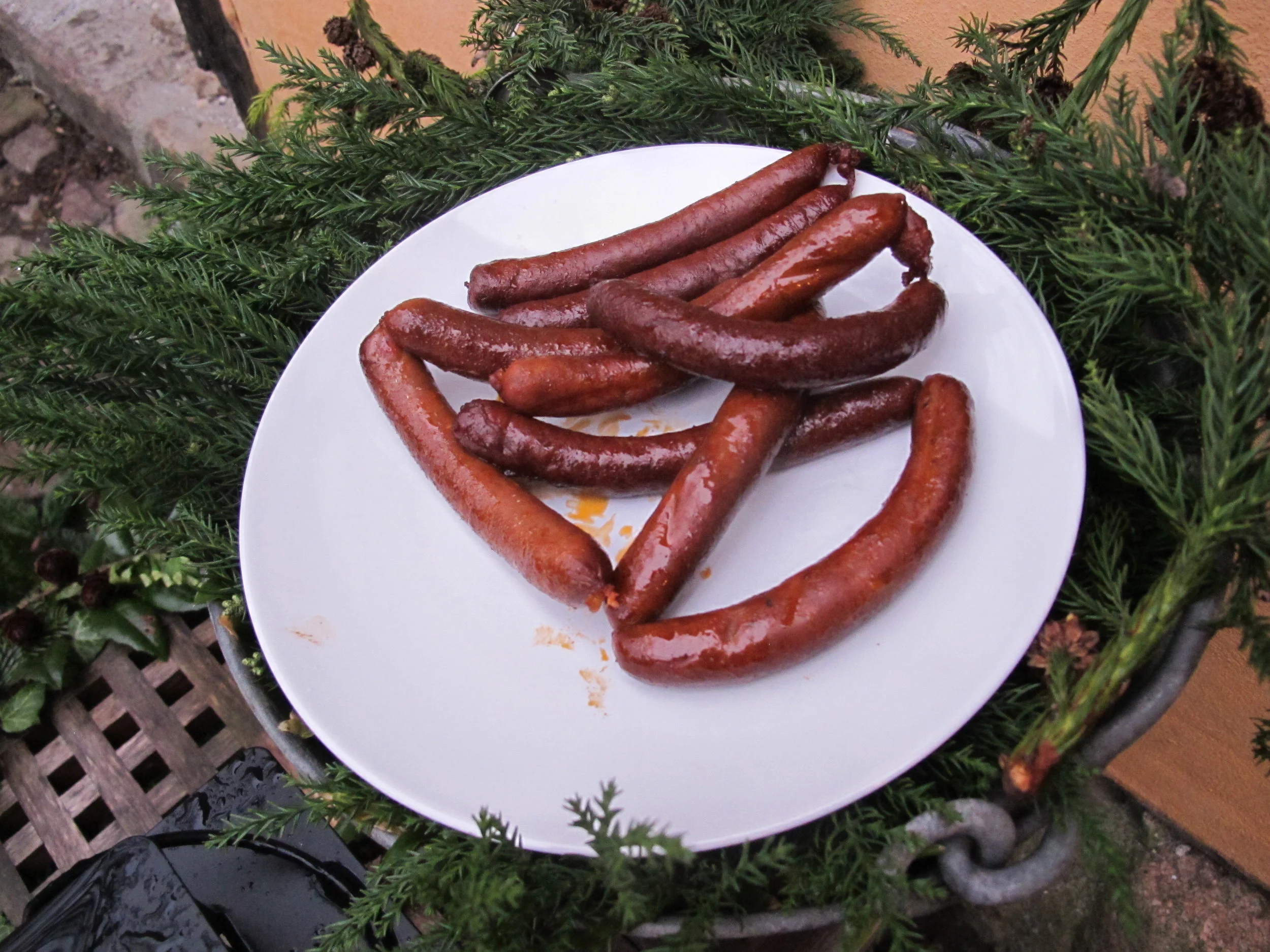 Nyrøgede slatne chorizoer der lidt umotiveret er placeret i endnu-ikke-udsmidt julepynt.