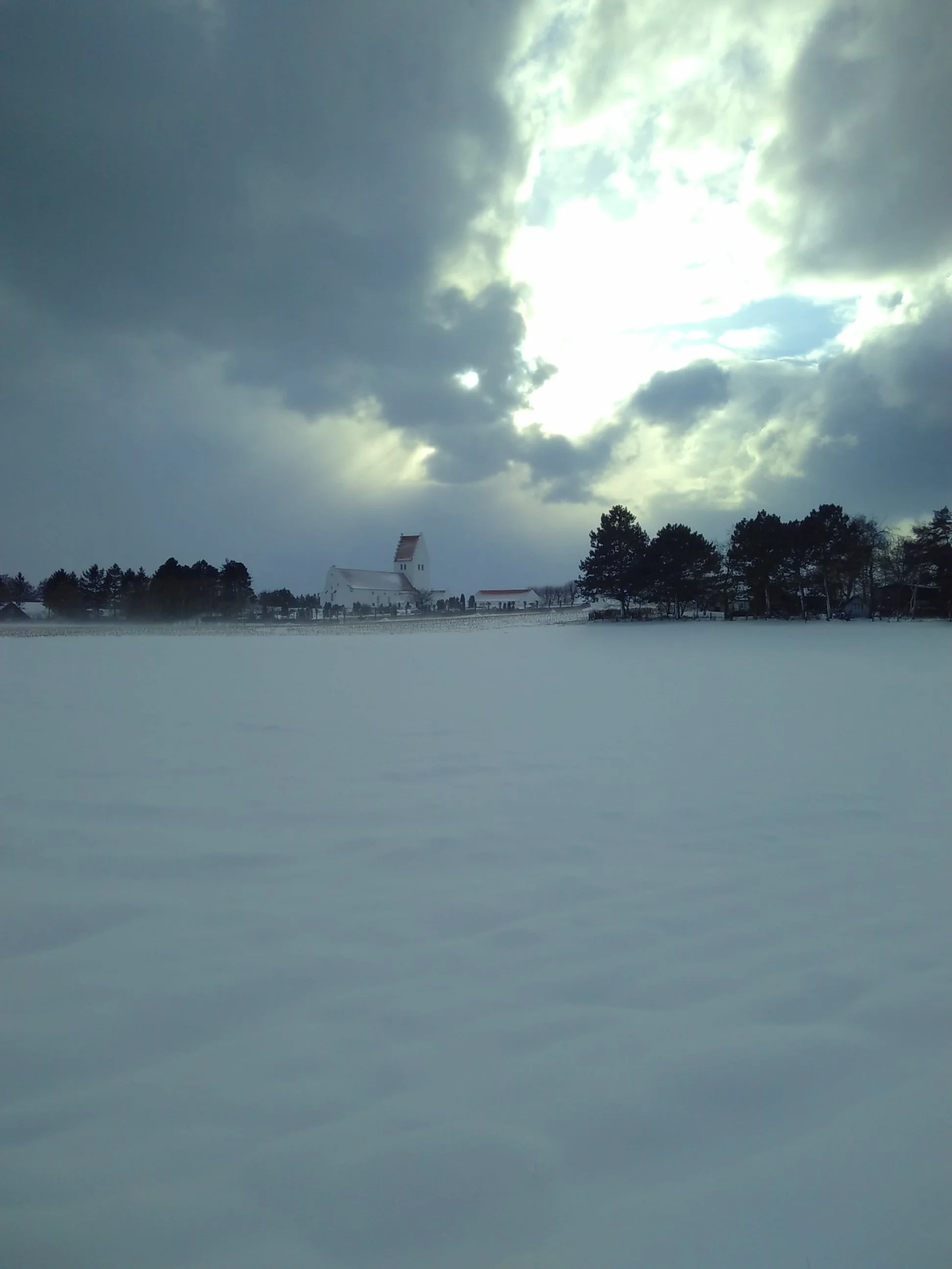 Et kortvarigt ophold i snevejret gav et fantastisk flot lys i himlen over kirken.