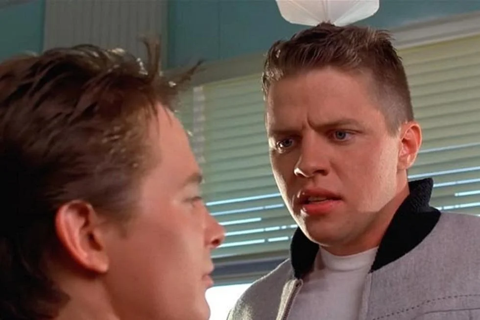 Den uforlignelige Thomas F. Wilson som “Biff Tannen” overfor Michael J. Fox i ‘Tilbage til Fremtiden’.