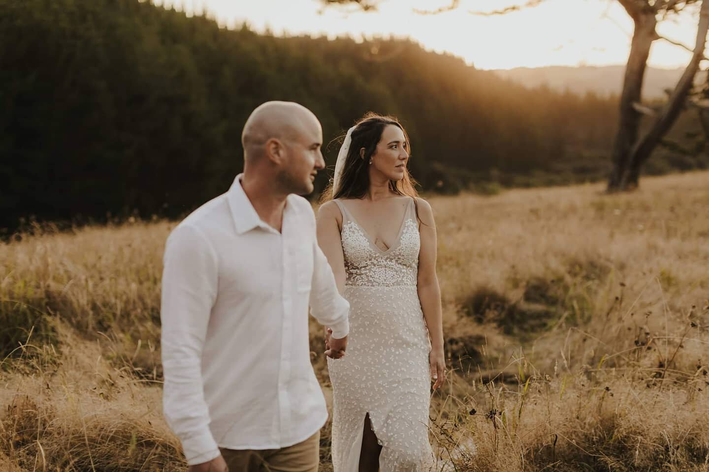 Friday! 
I hope you all have had a lovely week 🌼⭐ 
The beautiful Marko and Jackie in the dreamy sunset light💫

#sunsetphotos #sunset #goldenhour #goldenlight #wedding #weddings #weddingphotoideas #weddingphotography #weddingphotographer #aucklandwe