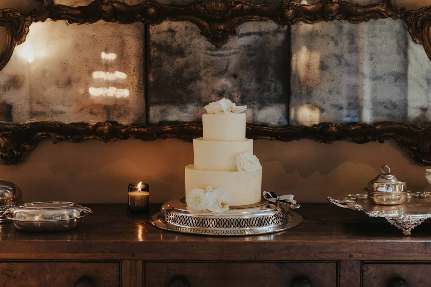 Jade and Matt's details from the incredible venue that is @mantells_ also look at that cake by @thecaker 😍 topped off with timeless florals by the always stunning @blush_flowers 

#mantellswedding #mantellsmteden #mantells #weddings #weddingcake #th