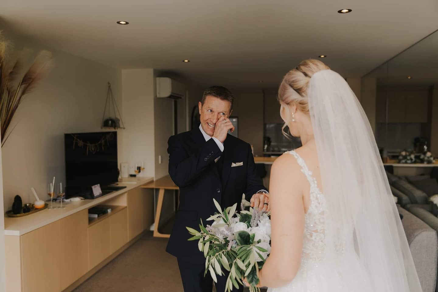 First look reactions 💫⭐

If you have time to do a little 'reveal' with your dad or loved ones before you hop in the car to head to the ceremony I totally recommend it! I did one with my dad before I walked down the isle and it was seriously the best