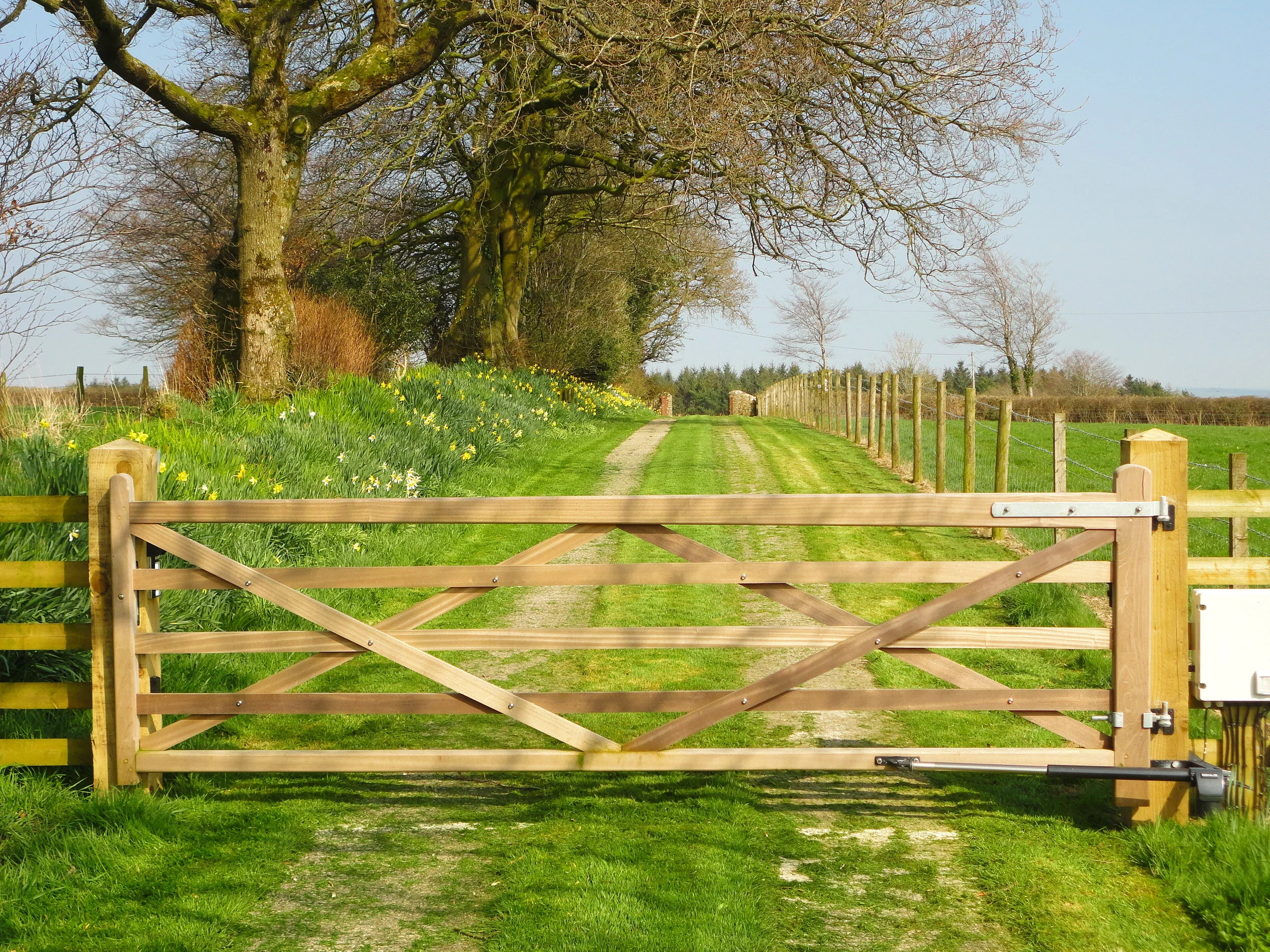automated-5-bar-wooden-gate-axminster-devon.JPG