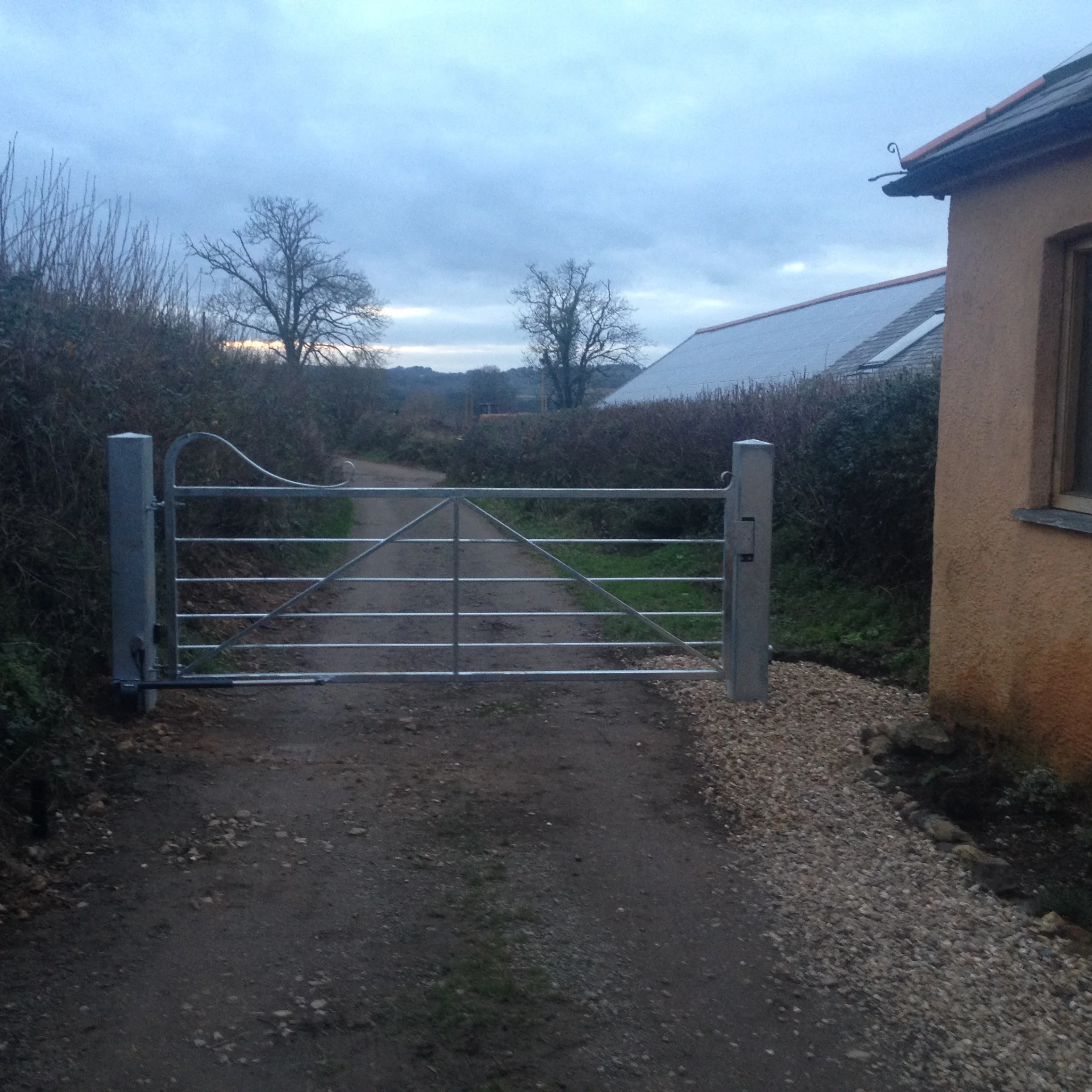 automated-steel-gate-honiton-devon.JPG