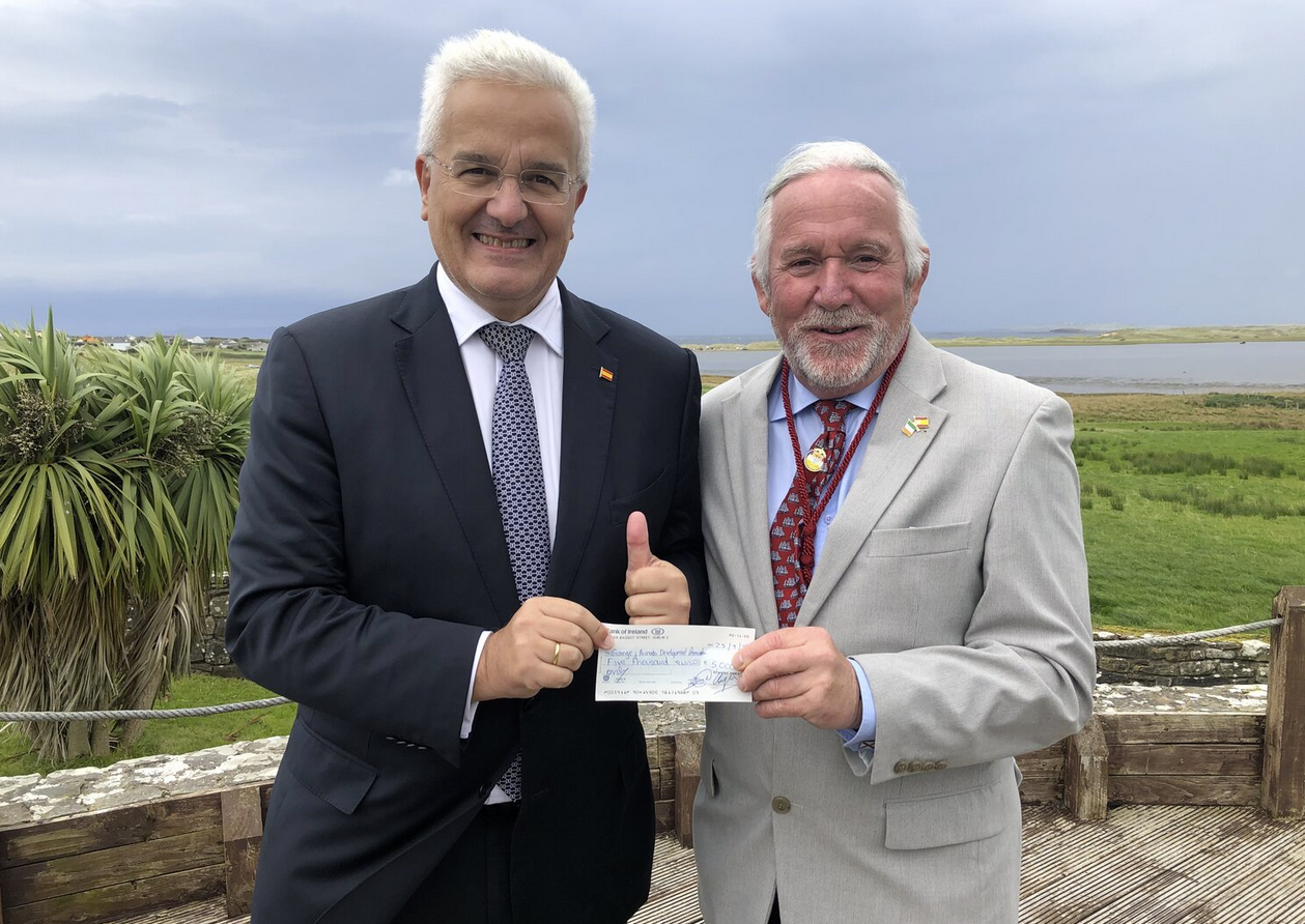 Spanish Ambassador to Ireland Mr. Ildefonso Castro presents a sponsorship cheque to Eddie O’Gorman of Spanish Armada Ireland - photo Micheál Ó Domhnaill