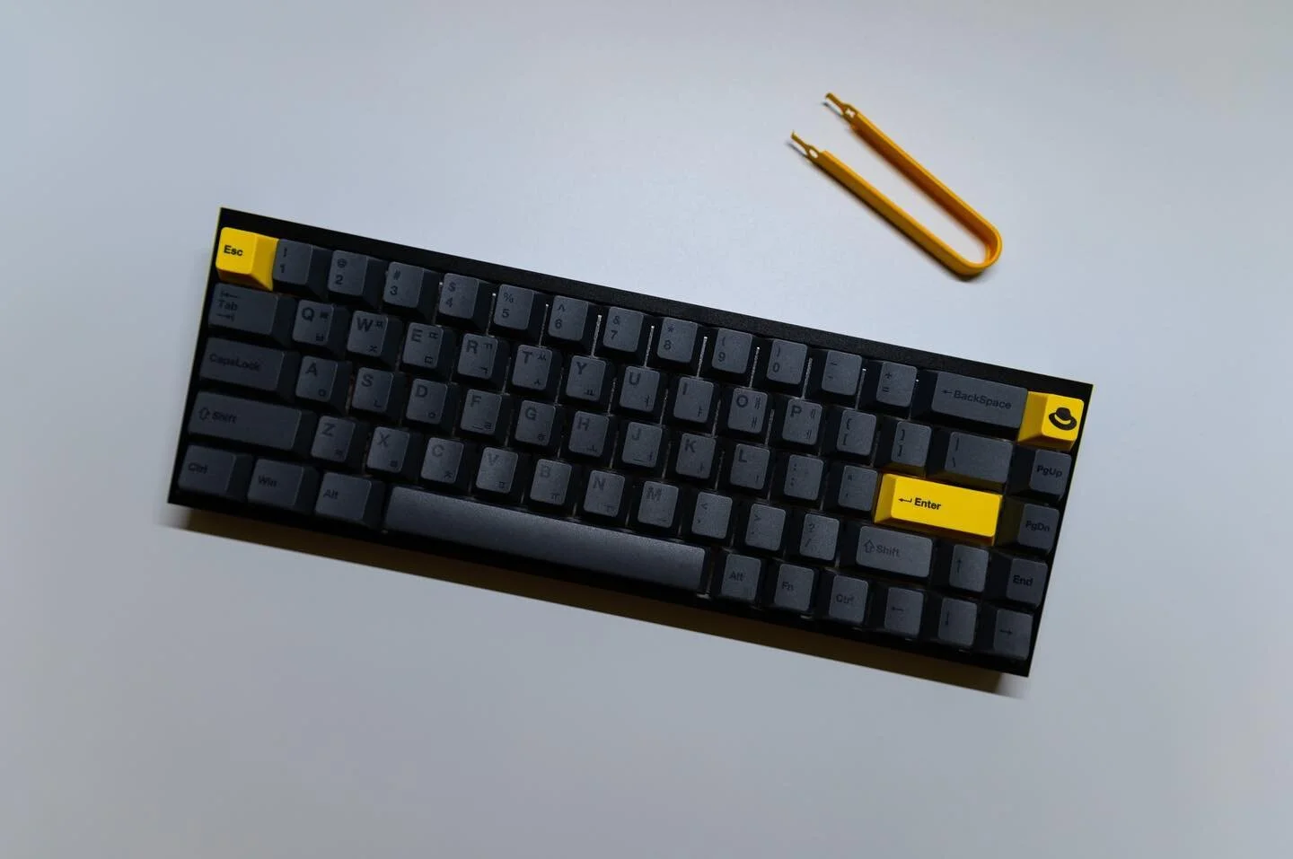 Build for 🎩 @samuel_leee 

Case: Black&nbsp;Tofu 65 
Keycaps:&nbsp;Dye-Sub PBT Hangul
Switches: NovelKey Creams w/ Krytox 205G0
Stabilizers: Smoky Durock Stabs
___
#MayberryMech #mechanicalkeyboards #NovelKeys #mechanicalkeyboard #handcrafted #custo