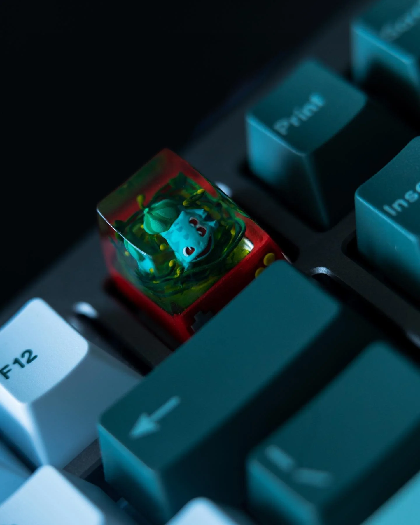 Bulbasaur on Botanical #F13 #artisankeycaps #GMK #customkeyboards #SCraft #TKL