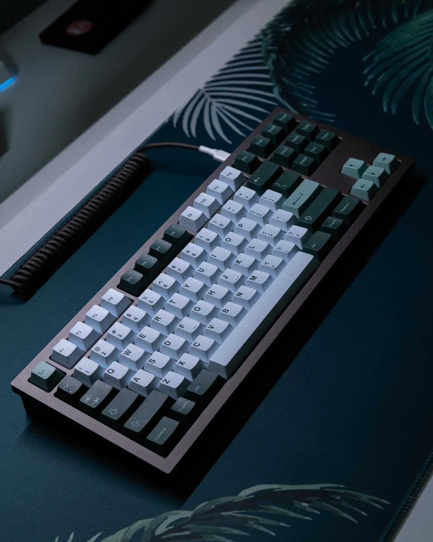 GMK Botanical on Devastating TKL by @cannon.keys I&rsquo;m stoked by how the build turned out. 🌱

This set designed by @hazzymade was one of the reason&rsquo;s I got into the hobby but wasn&rsquo;t quite ready then. S/o @omnitype for the extras!

Sw