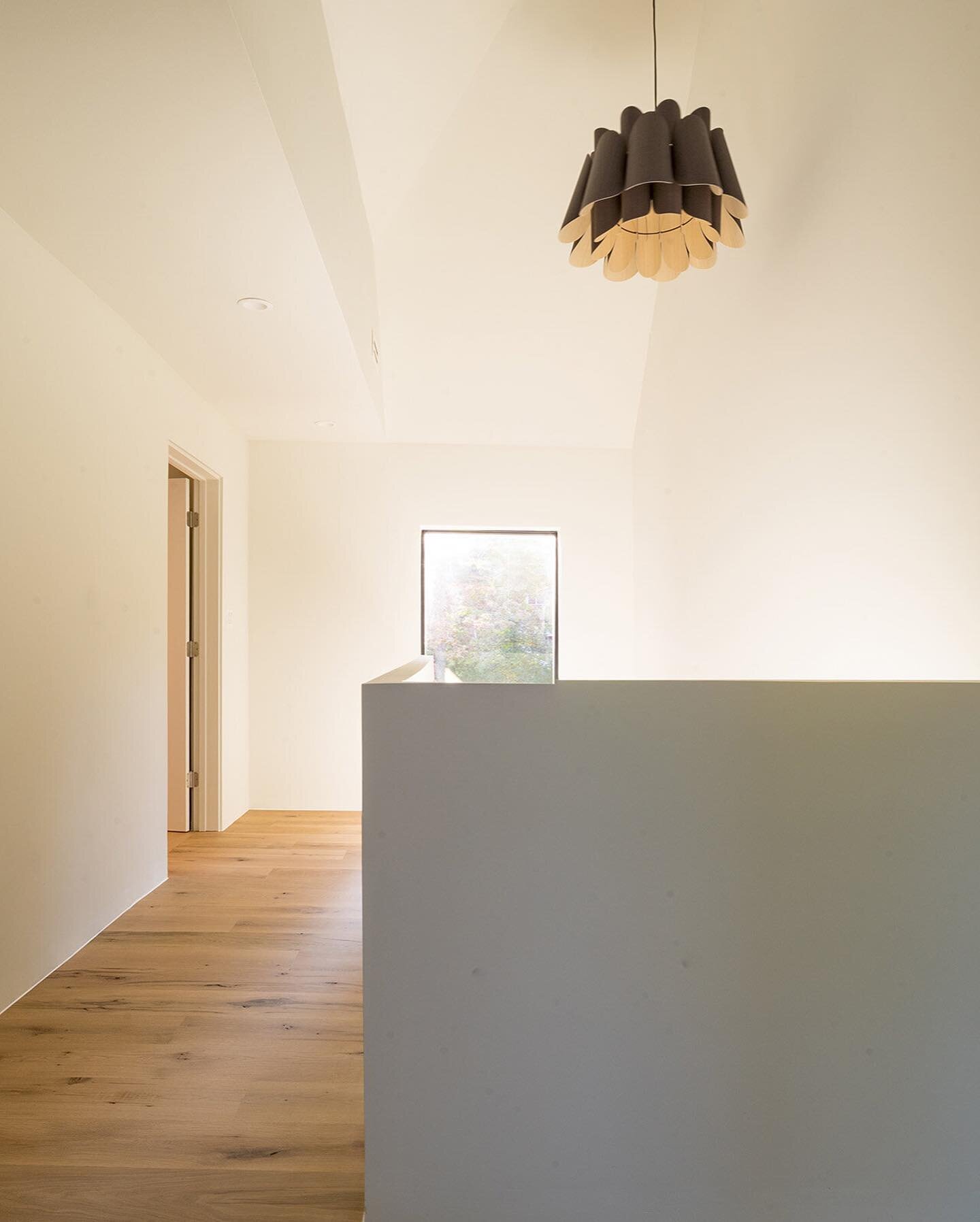 Throwback to a contemporary home renovation we did in Northwest DC. Don&rsquo;t you just love the warmth of natural light on a white wall? 😍 #contemporaryarchitecture #naturallight #interiordesign #dcarchitecture #residentialarchitecture