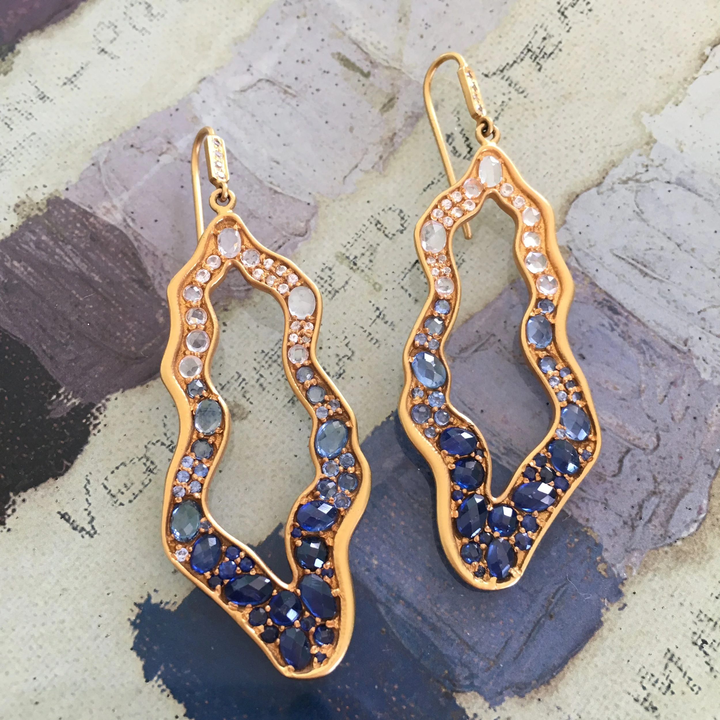 Ombre Blue and White Sapphires Earrings in 18kt Gold