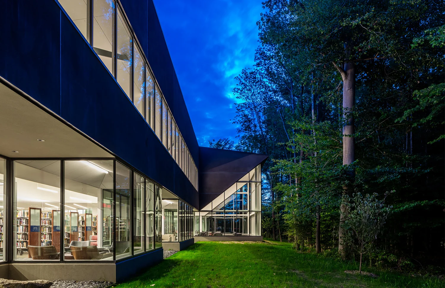 The north side of the building brings the outdoors in, connecting library patrons with nature and the woodlands beyond.