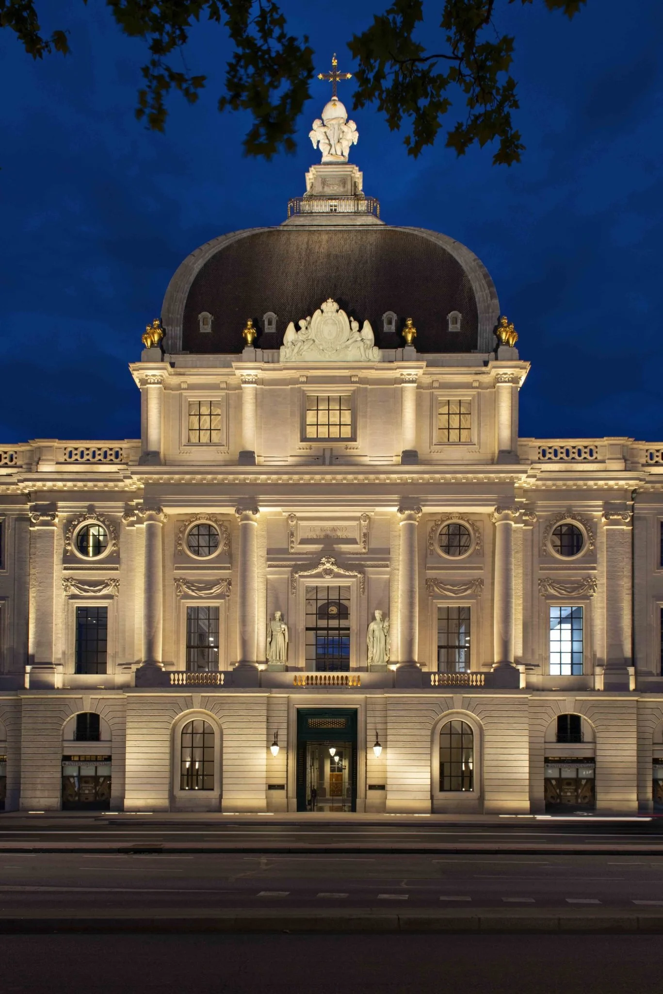 InterContinental-Lyon-Hotel-Dieu-Galerie-Entre-principal-de-nuit-c-Studio-Jean-Philippe-Nuel-1-1367x2048.jpg