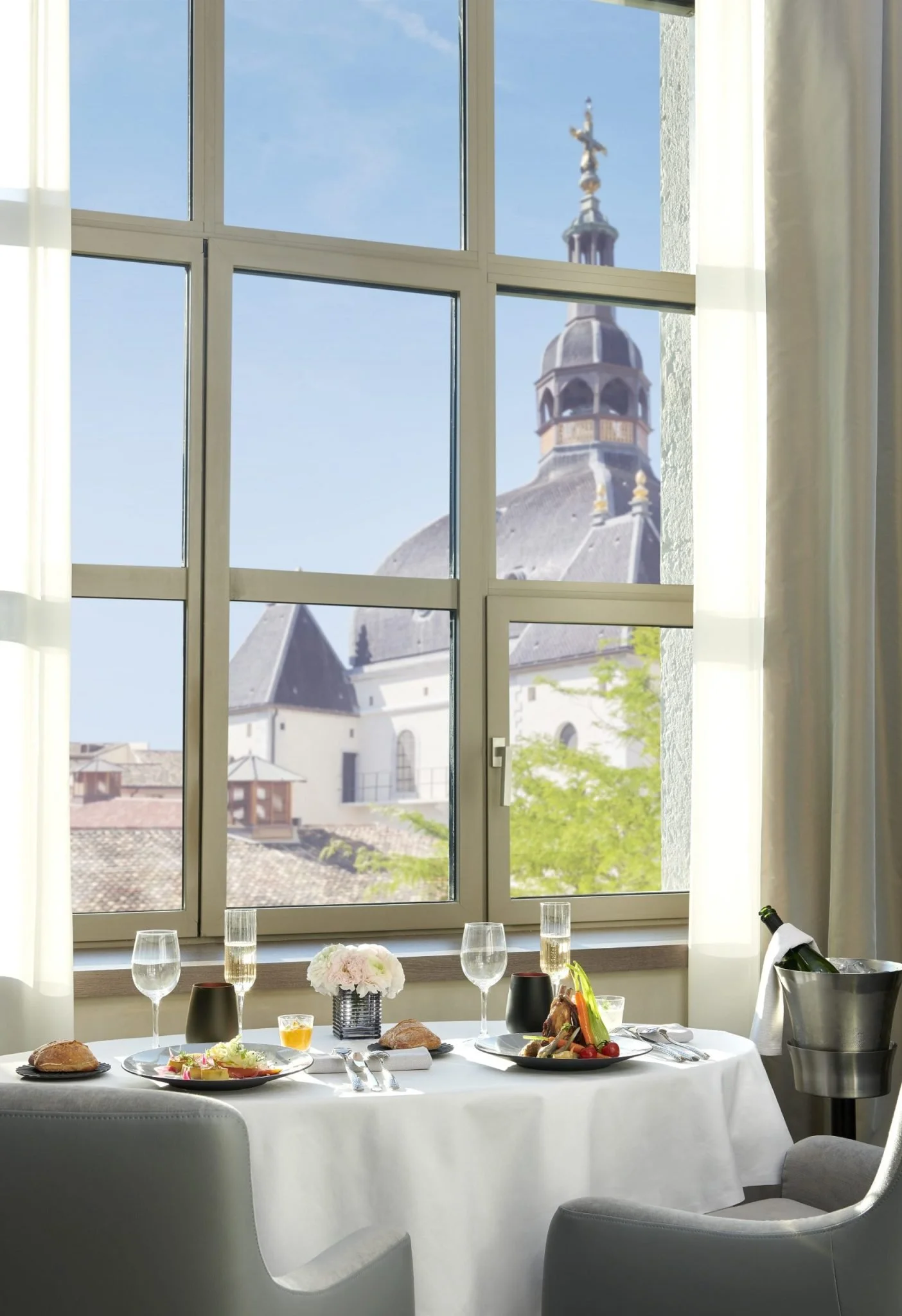 Room-Service-c-Eric-Cuvillier-1-scaled-1-1404x2048.jpg