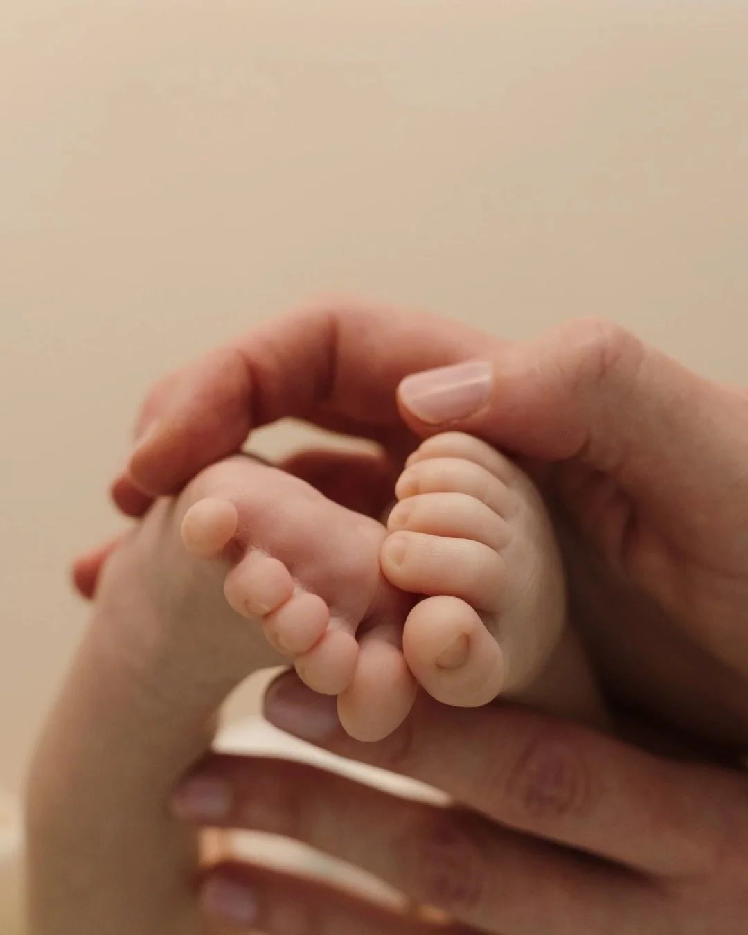 Newborn photos may seem like an inconvenience in the middle of late night feeds, fussy naps, and projectile milk pukes. However, every family who has these precious first few weeks of life documented, looks back on these photos with fondness. I have 