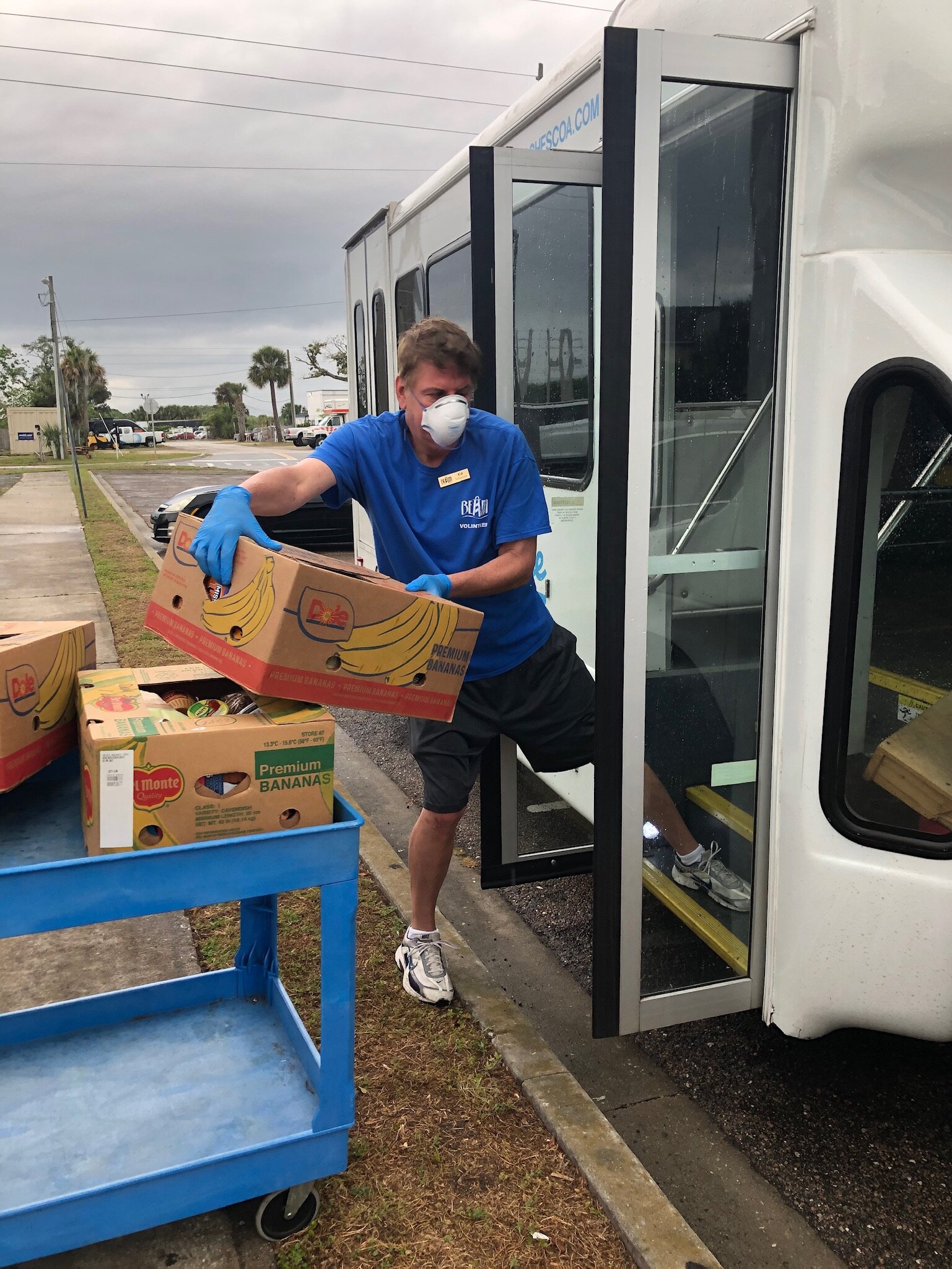 BEAM Volunteer loads groceries and meal kits for seniors and high-risk individuals, unable to leave home, into the Beaches Dial-a-Ride bus. These groceries will be delivered to our client’s home, free of charge, from BEAM’s Jacksonville Beach Pantry.