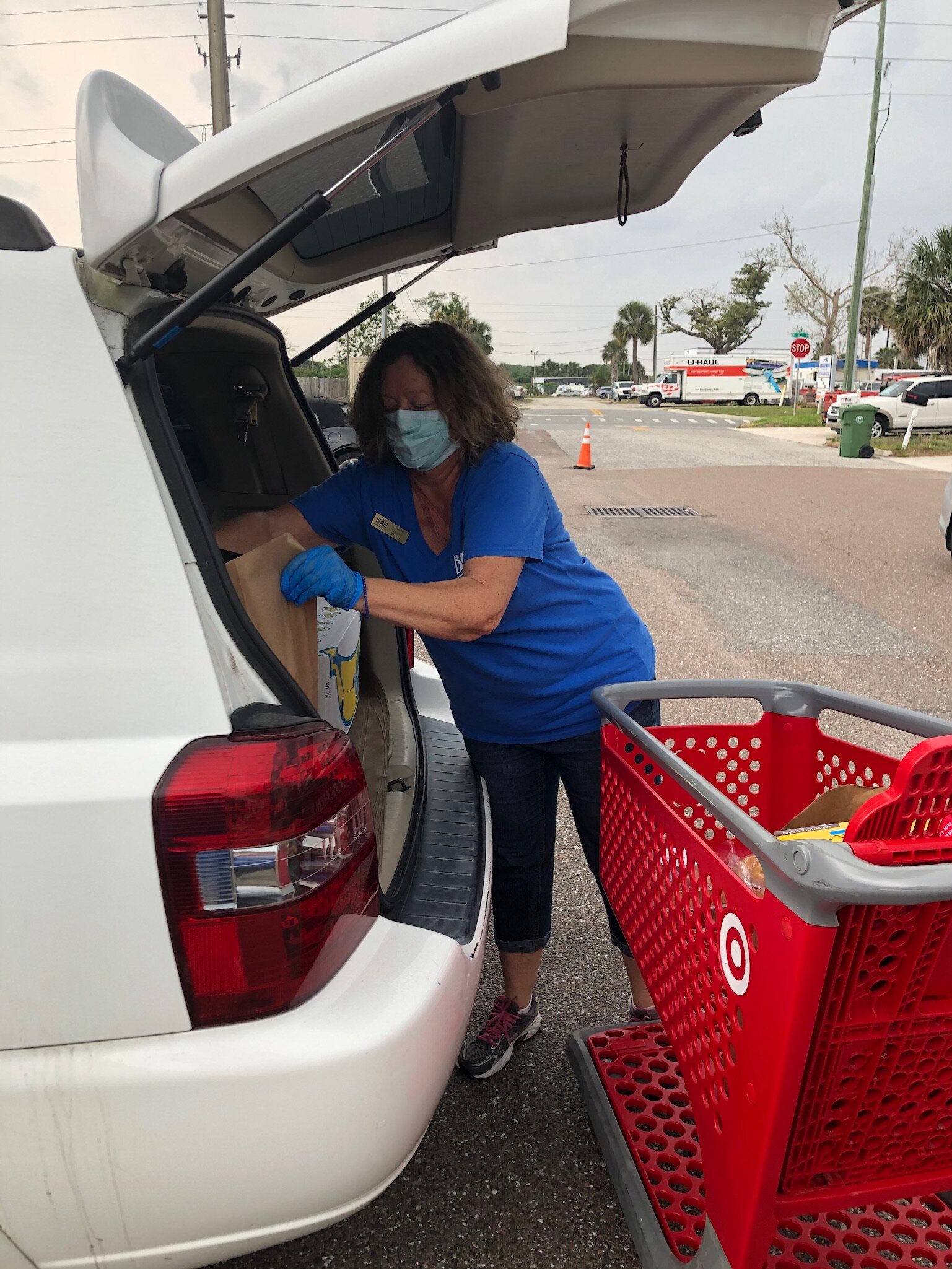 BEAM Volunteer loads a client’s car with groceries at BEAM Jacksonville Beach Pantry.