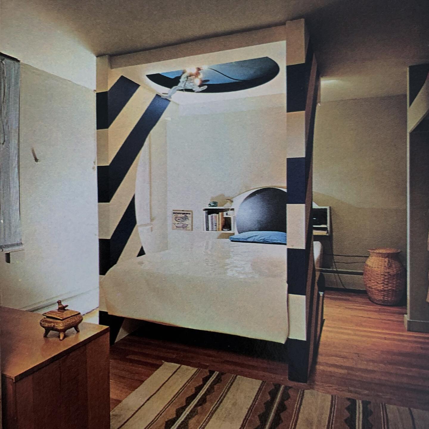 An early Charles W. Moore apt. c1969. The story goes this super graphic bed was more than decor, it was an architectural intervention designed to hold up a sagging ceiling, oof&hellip;. and then there is that white vinyl bed cover 💥💥💥rephotographe