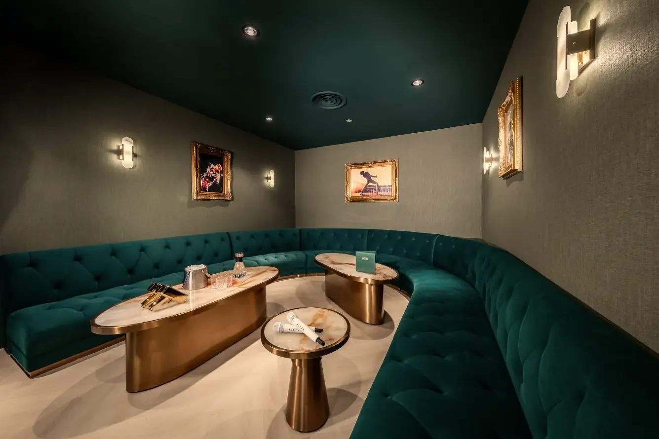 ziggys-chijmes-premier-room-01.webp