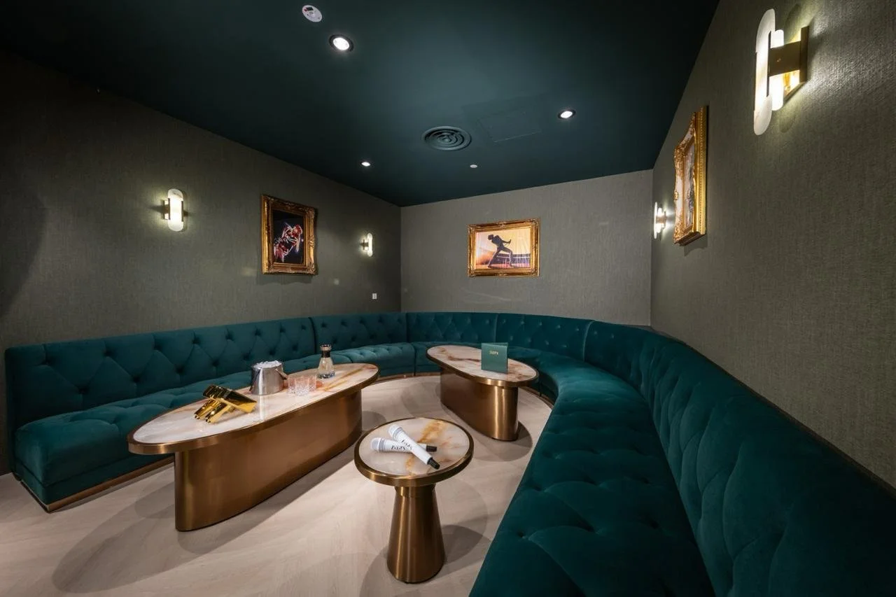ziggys-chijmes-premier-room-01.jpeg