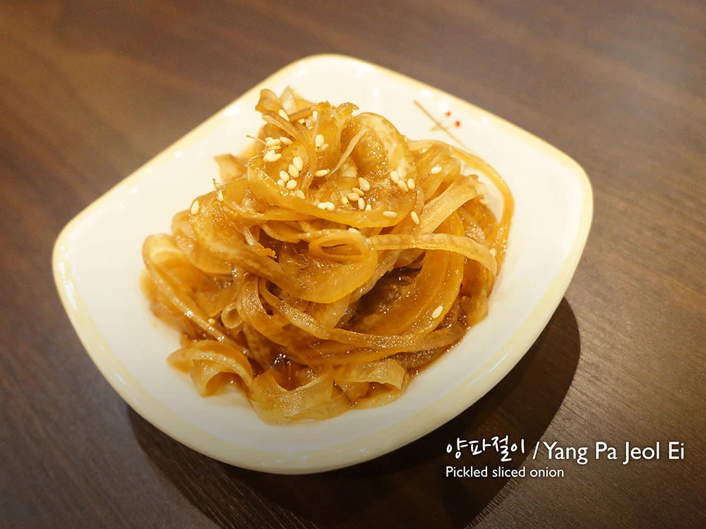양파절이 / Yang Pa Jeol Ei Pickled sliced onion £2.50
