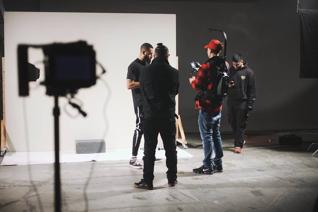 Behind the scenes with Manifest Creative crew: Director @collinccyoung ; DP @will_orantes ; Gaffer @visionarynick ; Artist @bloved_one // 📷 @hey_livvy