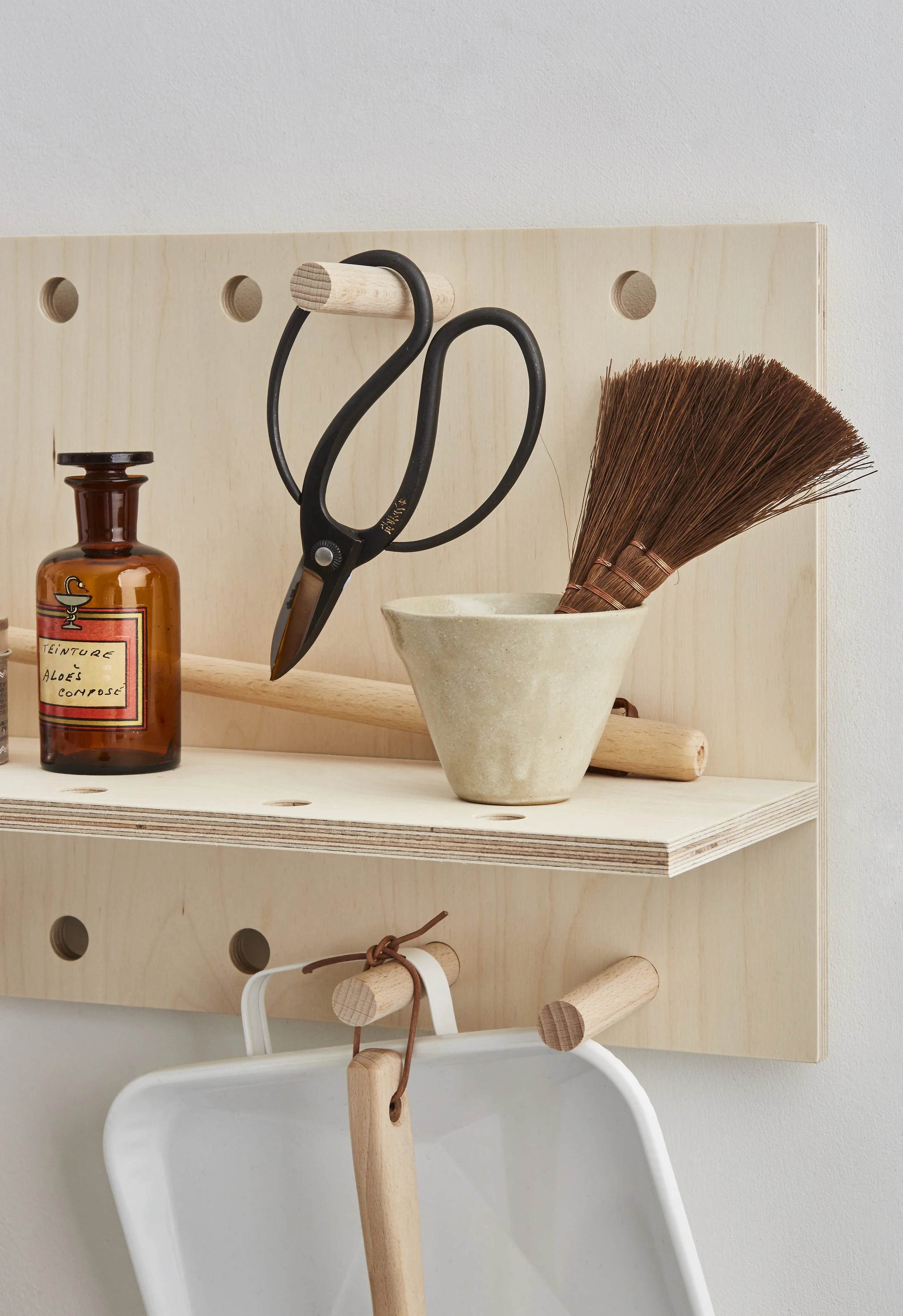 Kreisdesign_PegShelf_large_detail_V1.jpg
